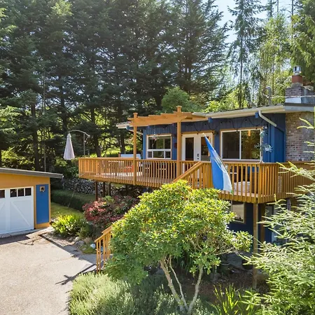 Coupeville Mid-Century Bungalow By Avantstay
